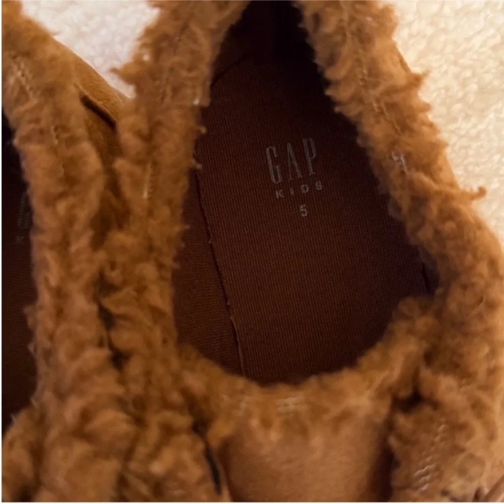GAP Boys Size 5 Brown Suede Moccasin Shoes Faux Fur Lined Lace-Up EUC